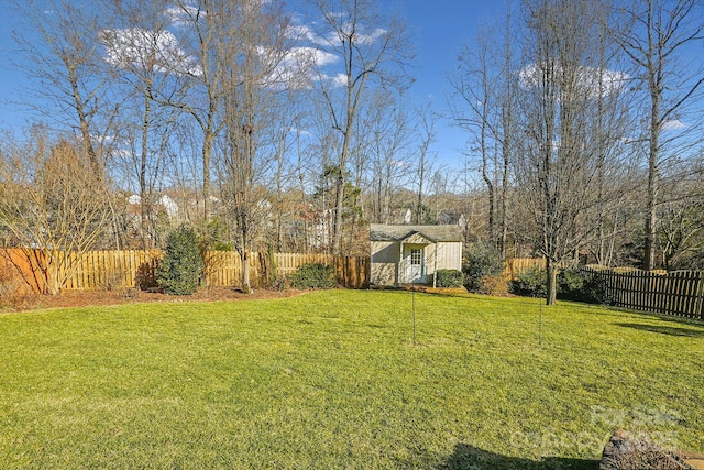 view of yard featuring an outbuilding