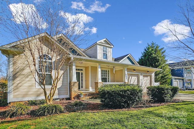 view of front facade featuring a front yard and a porch