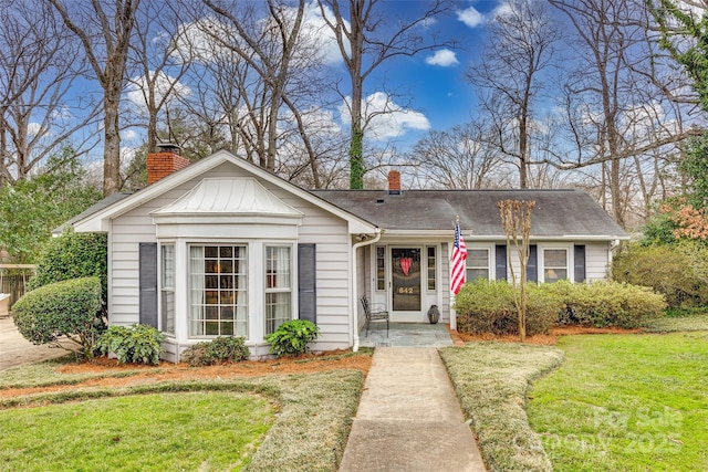 view of front of property featuring a front lawn