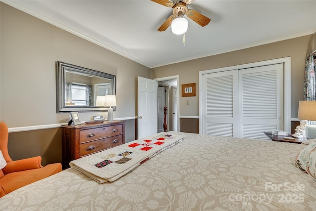 bedroom with ceiling fan, ornamental molding, and a closet