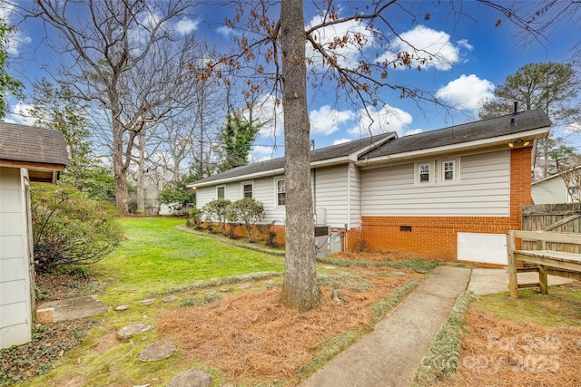 view of side of property featuring a lawn