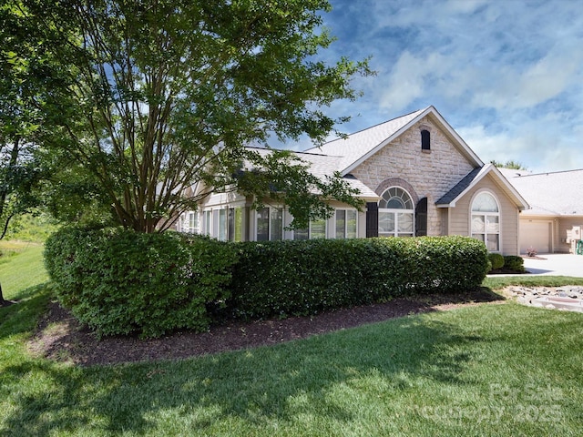 view of front of home featuring a garage and a front yard