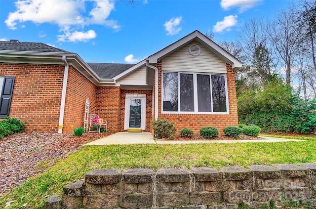 view of front of property featuring a front lawn