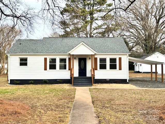 view of front facade with a front lawn