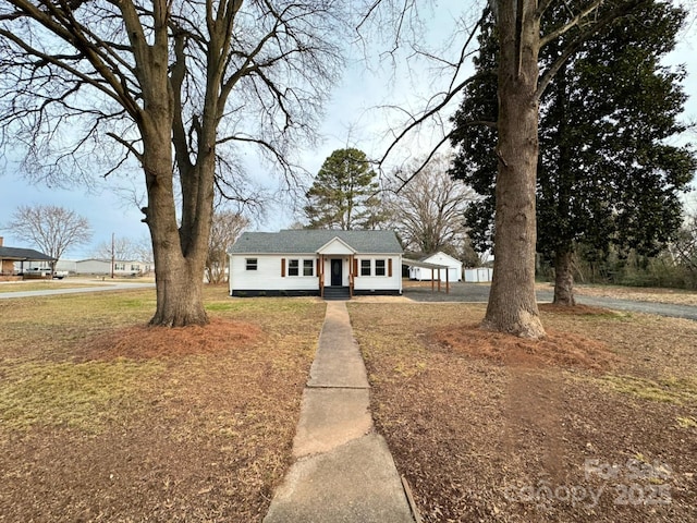 single story home with a front lawn