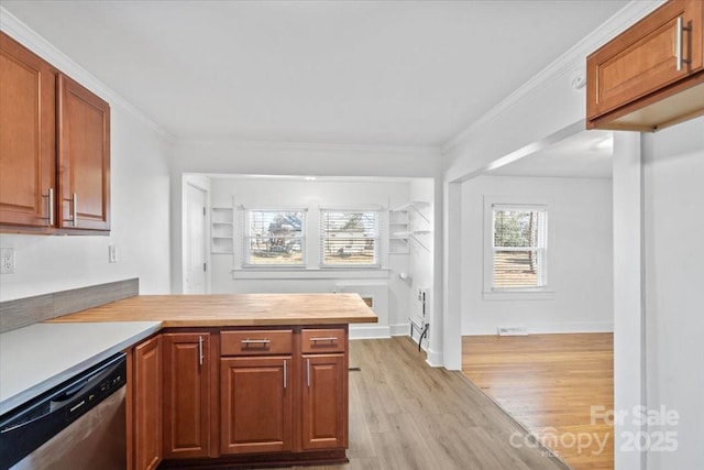 kitchen with crown molding, stainless steel dishwasher, kitchen peninsula, and light wood-type flooring