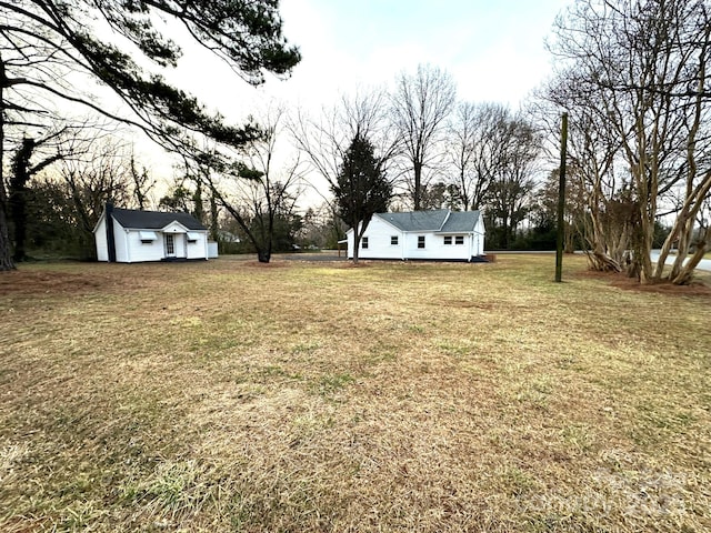 view of yard featuring an outdoor structure