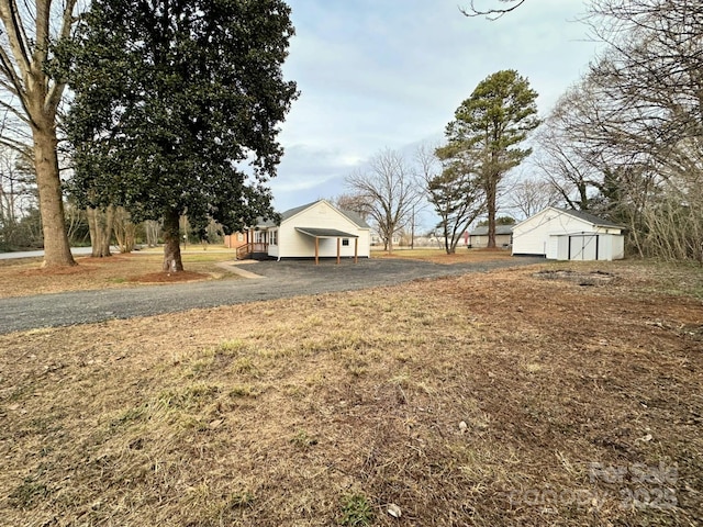 view of yard with a storage unit