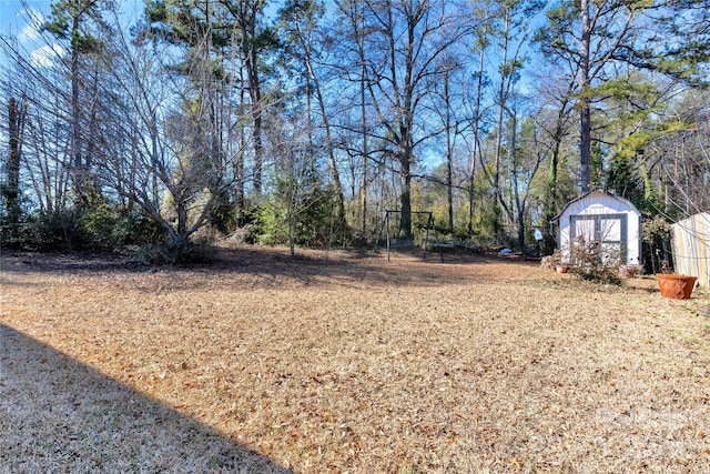 view of yard featuring a storage unit