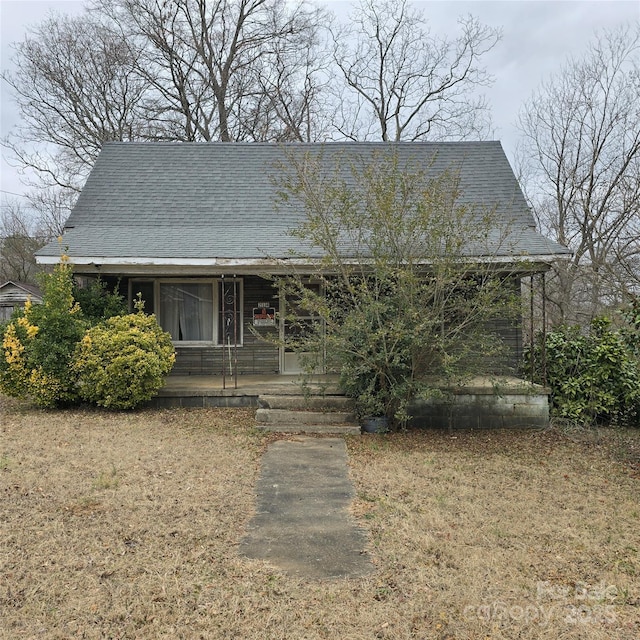 view of front facade with a front lawn