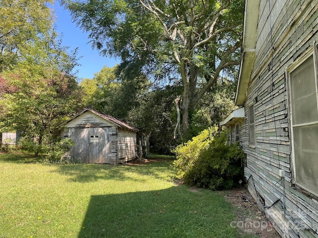 view of yard with a storage shed