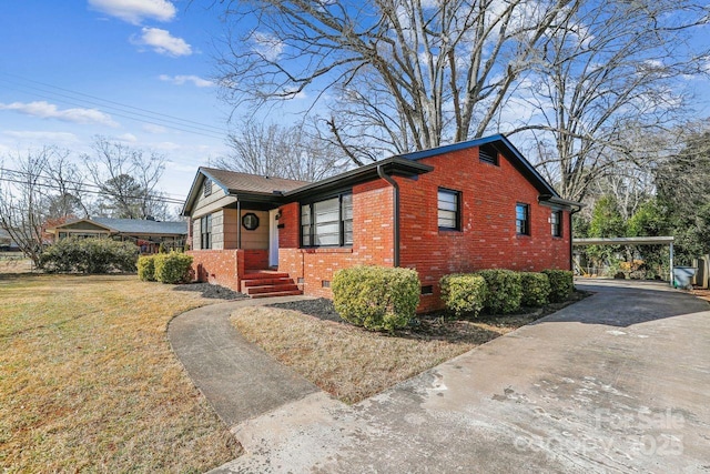 view of front of property with a carport and a front yard