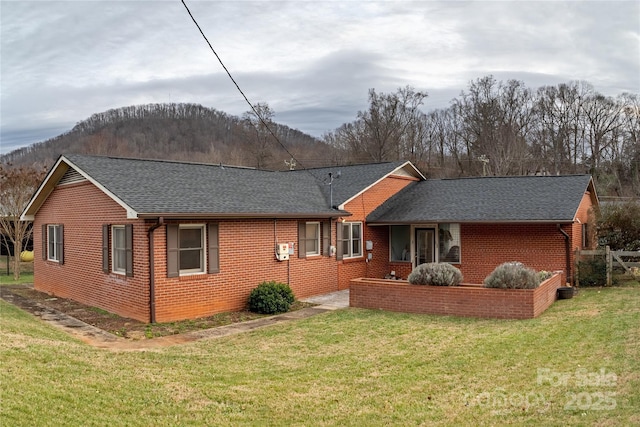 view of front of property with a mountain view and a front yard