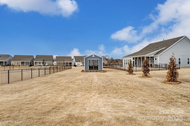 view of yard with an outbuilding