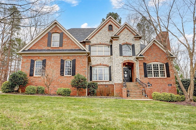 view of front of home featuring a front yard