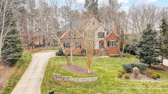 view of front of property featuring a front yard