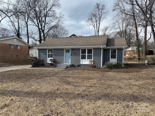 single story home with a front lawn