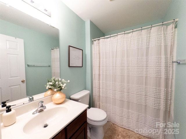 bathroom featuring a shower with curtain, vanity, and toilet