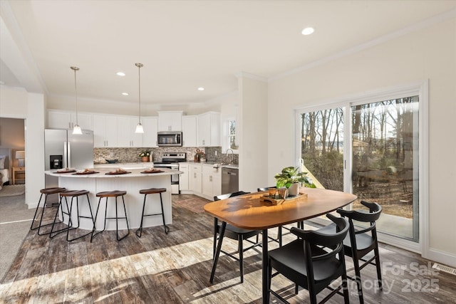 dining room with recessed lighting, baseboards, dark wood-style flooring, and crown molding