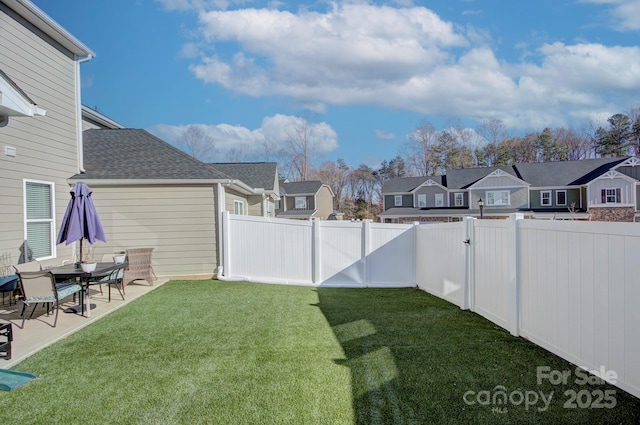 view of yard featuring a patio area