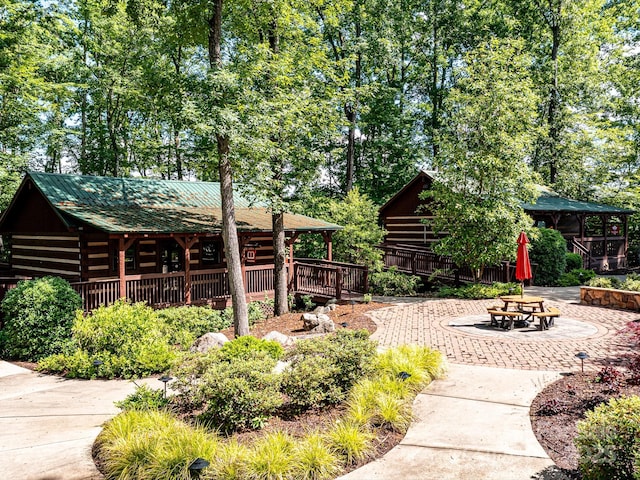 view of yard featuring a patio area