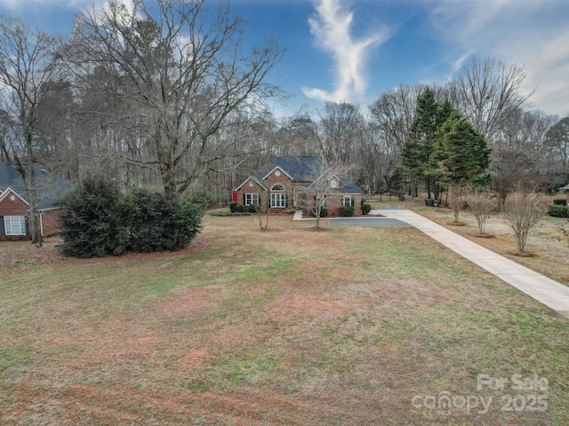 view of front of home featuring a front lawn