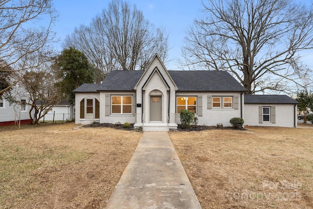 view of front facade featuring a front lawn