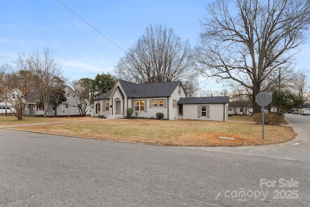 view of front of property with a front lawn