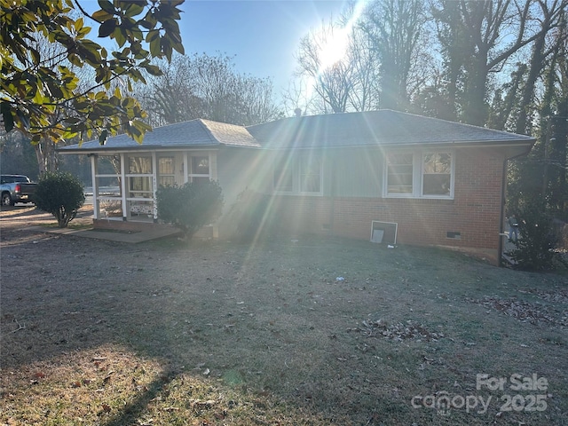 view of front of house with a front lawn