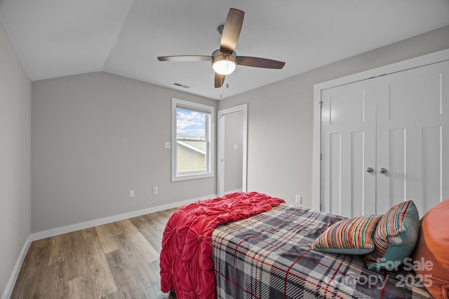 bedroom featuring vaulted ceiling, light hardwood / wood-style floors, and ceiling fan