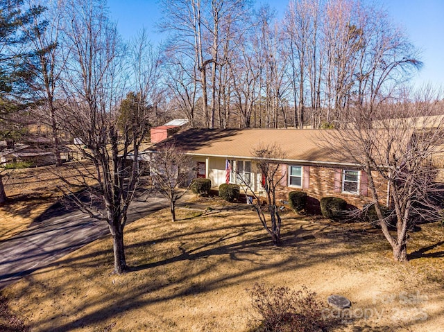 single story home with a front yard