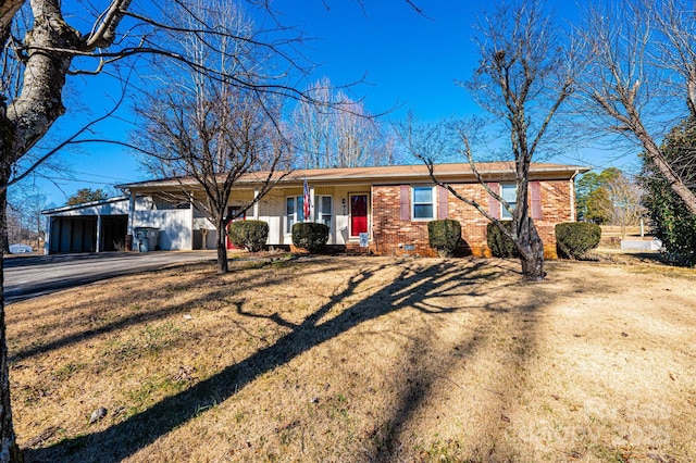 single story home featuring a carport and a front lawn