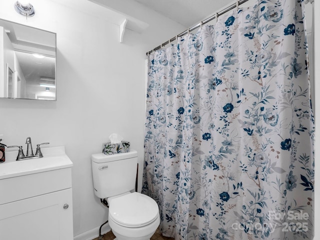 bathroom with a shower with curtain, vanity, and toilet