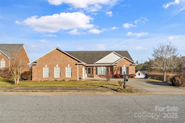 single story home featuring a front lawn