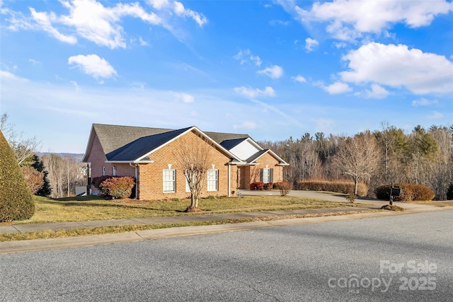 view of front of home featuring a front lawn