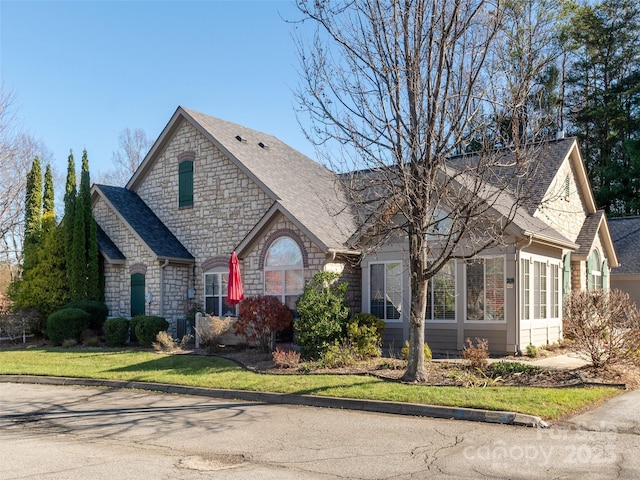 view of front facade with a front yard