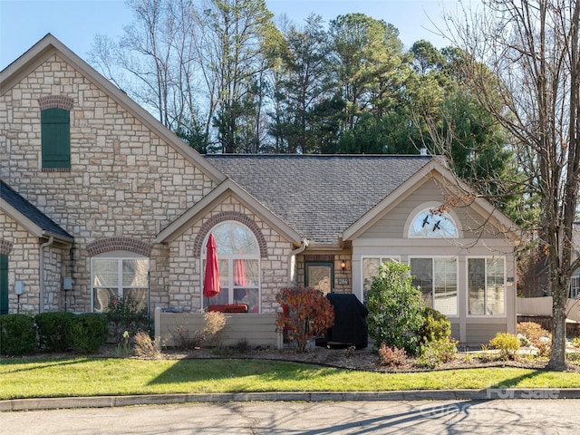 view of front facade featuring a front yard