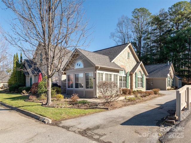 view of front of house featuring a front lawn