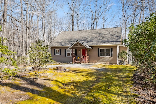 view of front of home featuring a front yard