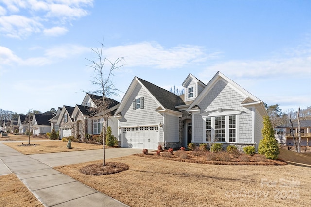 view of front of property featuring a front lawn