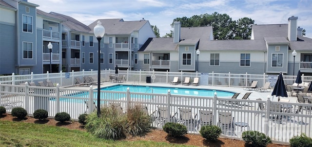 view of swimming pool