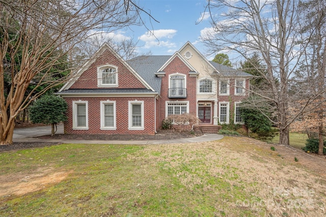 view of front of property featuring a front yard