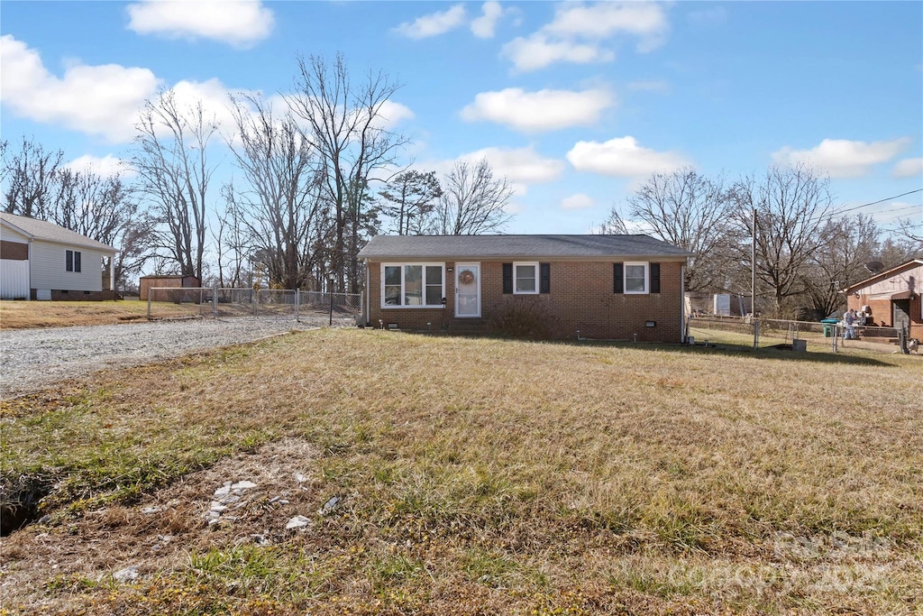 ranch-style home featuring a front lawn