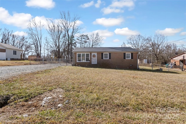 ranch-style home featuring a front lawn