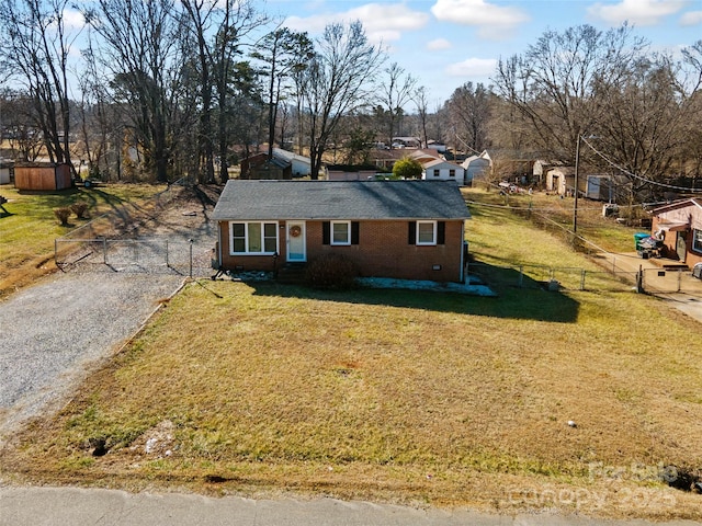 view of front facade featuring a front yard