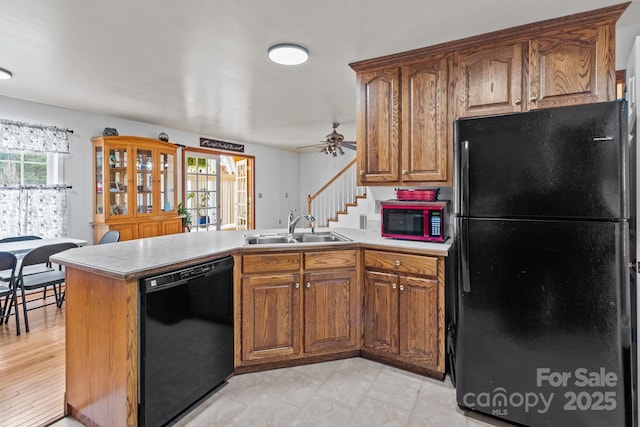 kitchen featuring sink, black appliances, kitchen peninsula, and ceiling fan