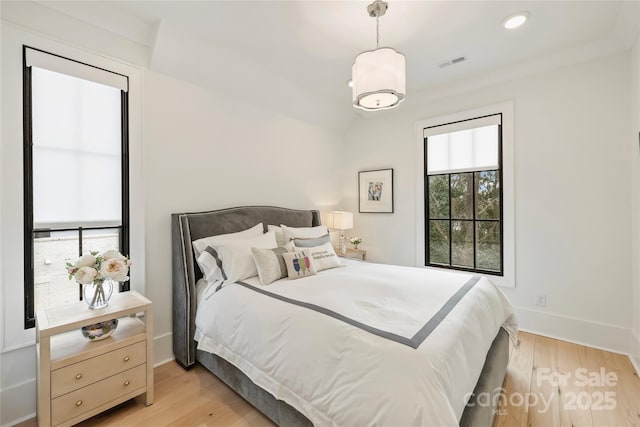 bedroom featuring light wood-type flooring, baseboards, visible vents, and recessed lighting