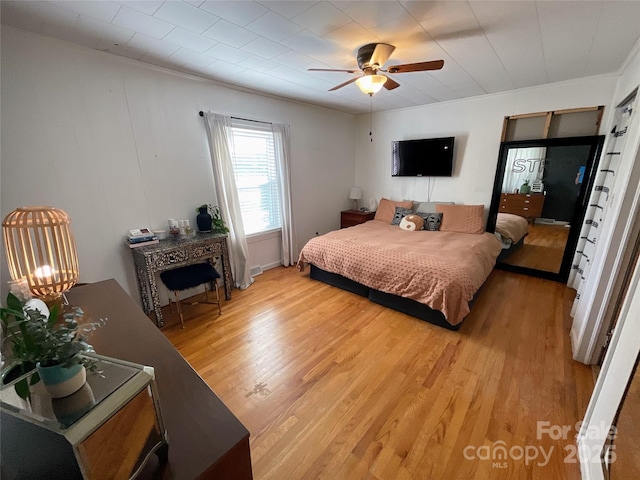 bedroom featuring light wood-style floors and ceiling fan