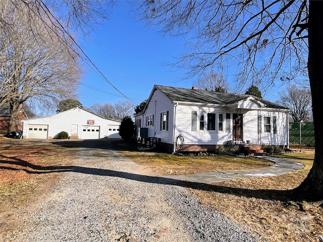 view of front of property featuring gravel driveway