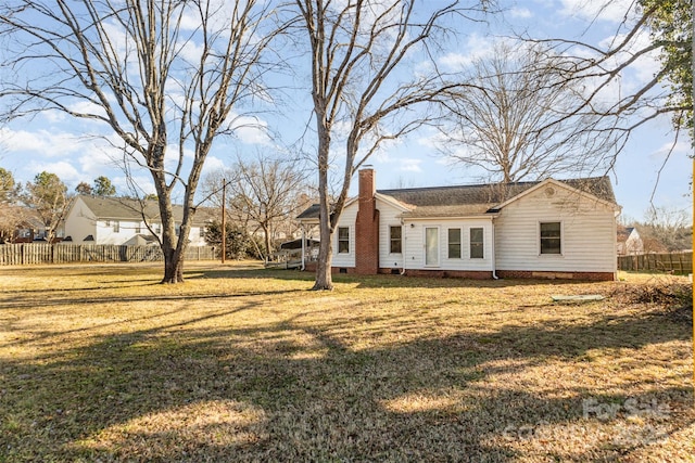 view of side of property featuring a lawn